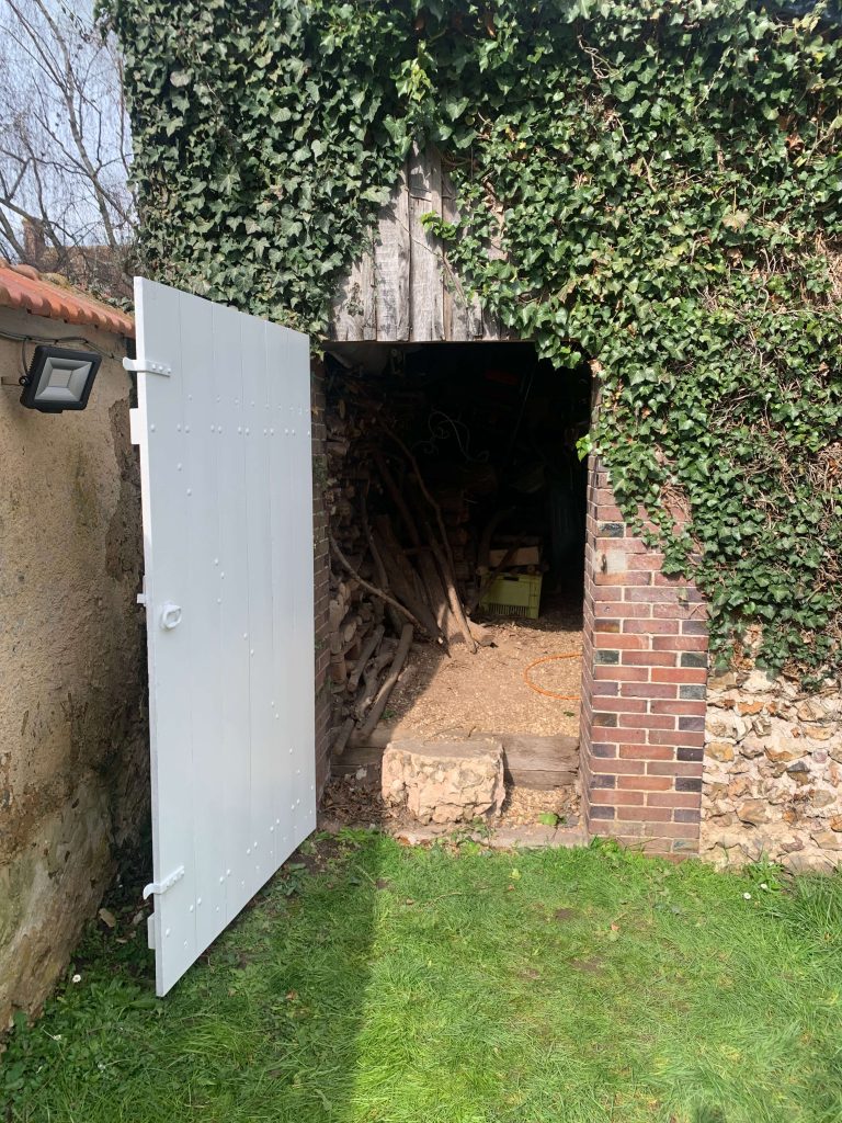 Porte de grange blanche réalisée à Rambouillet par Octo Menuiserie